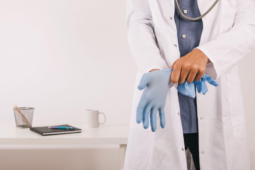 Urólogo en Mataró poniéndose los guantes